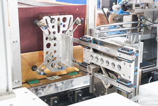 PRY-450A Macchina di inserimento di corde per sacchetti di carta 4