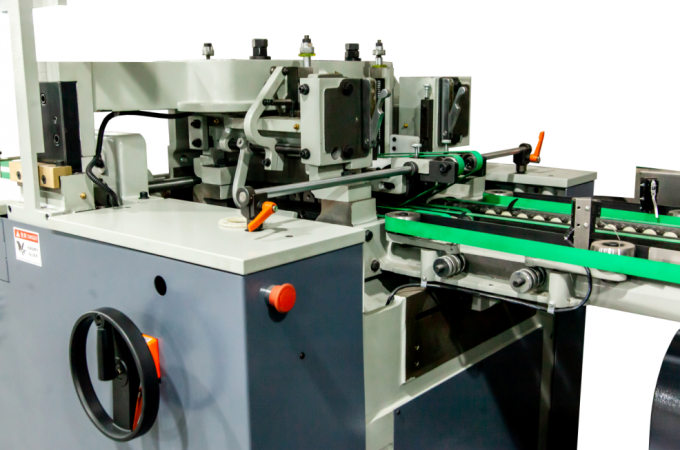 PRY-8D Macchina per la cucitura e il taglio delle selle da collezione e da libro 8